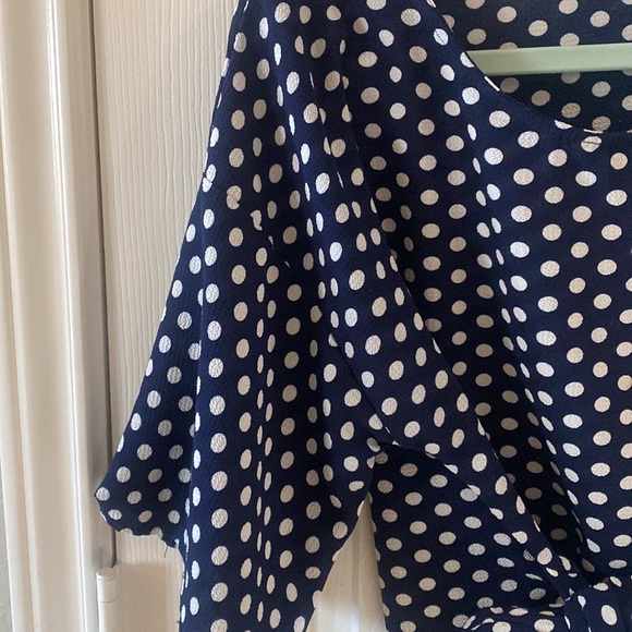 West Kei Blue/white polka dot front tie blouse. Never worn, no tag. Size M - Picture 4 of 7
